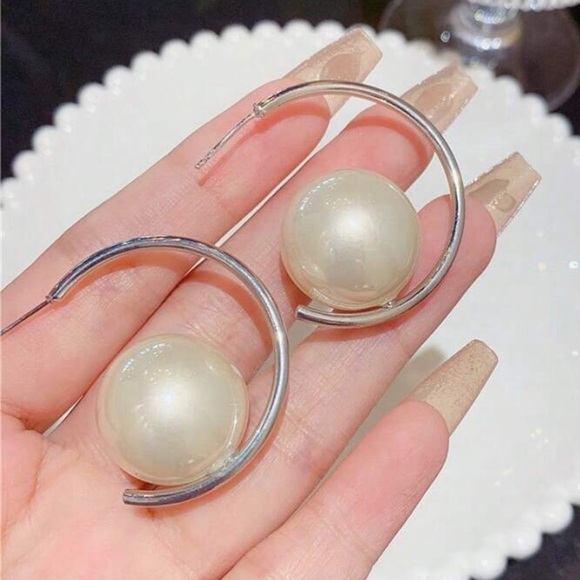 ✨(3for$38) New Anthro Chunky Pearl Accented Hoop Earrings - Picture 7 of 11